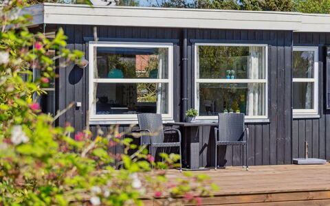 Ønd - 600M from the Sea: Möbel, Interior Design, Flooring, Fussboden, Decke, Zimmer, Stuhl, Tabelle, Wohnung, Küche & Esszimmer Tisch