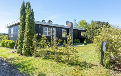 Ønd - 600M from the Sea: Möbel, Interior Design, Flooring, Fussboden, Decke, Zimmer, Stuhl, Tabelle, Wohnung, Küche & Esszimmer Tisch