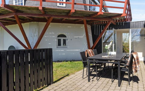 Fania - 500M from the Sea: Dach, Haus, Zuhause, Hütte, Tür, Abstellgleis, Deck, Veranda, Planke, Hartholz