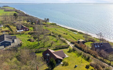Asel - 25M from the Sea: Dach, Zuhause, Tür, Hütte, Schatten, Abstellgleis, Garten, Estate, Hinterhof