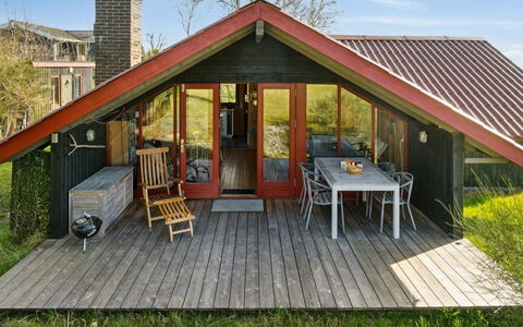 Asel - 25M from the Sea: Dach, Zuhause, Tür, Hütte, Schatten, Abstellgleis, Garten, Estate, Hinterhof
