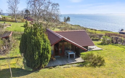 Asel - 25M from the Sea: Dach, Zuhause, Tür, Hütte, Schatten, Abstellgleis, Garten, Estate, Hinterhof