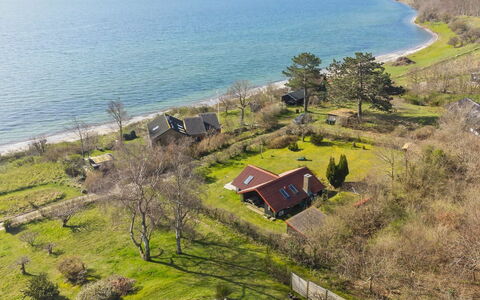 Asel - 25M from the Sea: Dach, Zuhause, Tür, Hütte, Schatten, Abstellgleis, Garten, Estate, Hinterhof