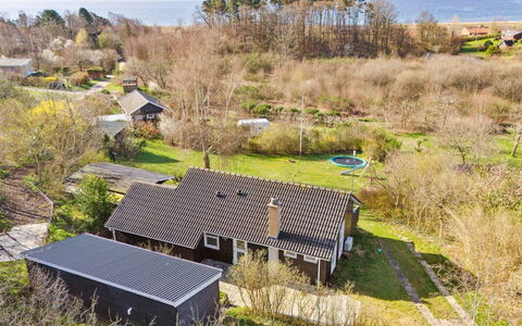 Usbjorn - 500M from the Sea: Haus, Dach, Wohngebiet, Zuhause, Landschaft, Hütte, Ländliches Gebiet, Grundstueck, Menschliche Siedlung, Estate