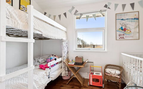 Usbjorn - 500M from the Sea: Interior Design, Etagenbett, Wand, Schlafzimmer, Möbel, Bett, Linens, Bedding, Textil, Fussboden