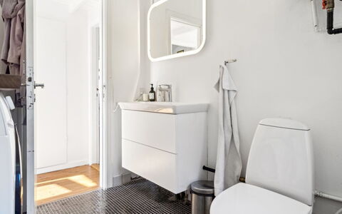 Usbjorn - 500M from the Sea: Flooring, Interior Design, Fussboden, Armatur, Installation, Toilette, Zimmer, Badezimmer, Toilleten Sitz, Decke
