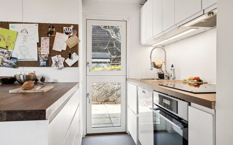 Usbjorn - 500M from the Sea: Küchengerät, Küche, Countertop, Major Appliance, Interior Design, Flooring, Cabinetry, Haushaltsgerät, Holz, Möbel