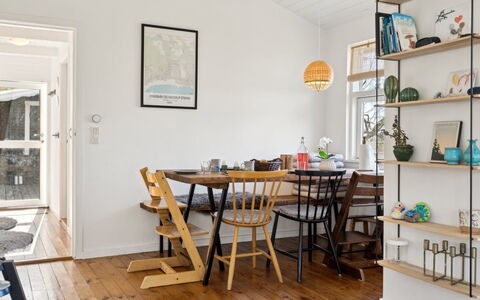 Usbjorn - 500M from the Sea: Möbel, Flooring, Interior Design, Holz, Fussboden, Holzboden, Regale, Esszimmer, Regal, Tabelle
