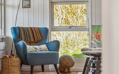 Usbjorn - 500M from the Sea: Möbel, Interior Design, Flooring, Textil, Zuhause, Fussboden, Stuhl, Wohnzimmer, Zimmer, Beleuchtung