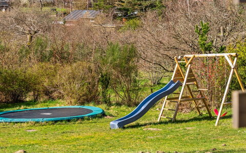 Usbjorn - 500M from the Sea: Blau, Gras, Spielmittel, Rutsche, Spielplatz Rutsche, Spielplatz, Garten, Schatten, Rasen, Freizeit
