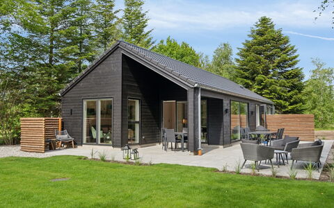 Laina - 250M from the Sea: Dach, Haus, Zuhause, Hütte, Tür, Abstellgleis, Deck, Veranda, Planke, Hartholz