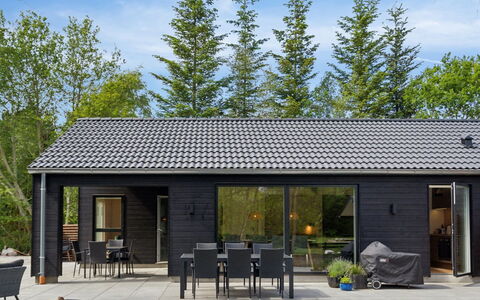 Laina - 250M from the Sea: Dach, Haus, Zuhause, Hütte, Tür, Abstellgleis, Deck, Veranda, Planke, Hartholz