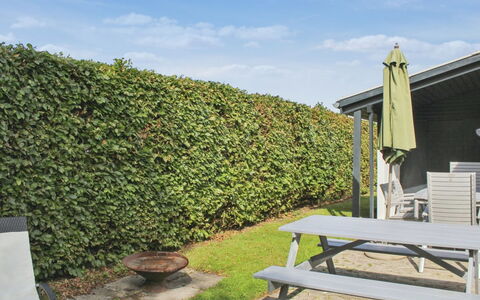 Milrid - 100M from the Sea: Strauch, Hecke, Ground, Schatten, Garten, Landscaping, Plantage, Immergrün