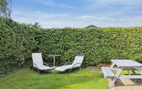 Milrid - 100M from the Sea: Strauch, Hecke, Grundstueck, Ground, Garten, Schatten, Rasen, Landscaping, Gartenmöbel