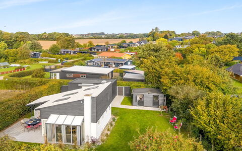 Milrid - 100M from the Sea: Wohngebiet, Dach, Haus, Zuhause, Estate, Garten, Vorort, Landscaping, Rasen, Garten