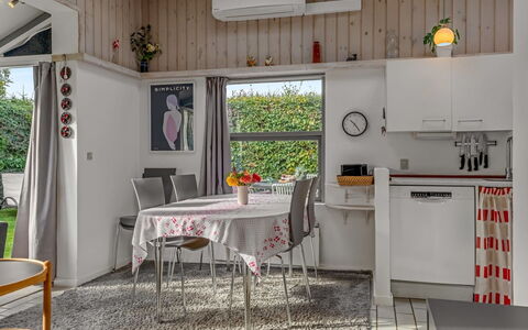 Milrid - 100M from the Sea: Möbel, Interior Design, Flooring, Decke, Holz, Küche, Fussboden, Zimmer, Light Fixture, Beleuchtung