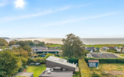 Milrid - 100M from the Sea: Landschaft, Wohngebiet, Grundstueck, Zuhause, Estate, Vorort, Ozean, Landscaping, Küste, Luftaufnahmen