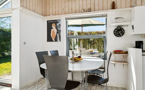 Milrid - 100M from the Sea: Möbel, Interior Design, Flooring, Decke, Stuhl, Fussboden, Küche & Esszimmer Tisch, Tabelle, Beleuchtung, Küche
