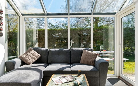 Milrid - 100M from the Sea: Interior Design, Couch, Möbel, Zuhause, Wohnzimmer, Decke, Stuhl, Zimmerpflanze, Daylighting