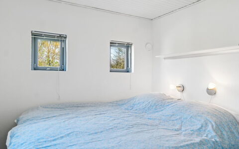 Milrid - 100M from the Sea: Decke, Interior Design, Schlafzimmer, Beleuchtung, Zimmer, Bettdecke, Bedding, Bett, Light Fixture, Linens