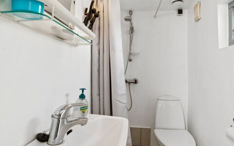 Milrid - 100M from the Sea: Armatur, Wand, Bad Sink, Interior Design, Sinken, Badezimmer, Flooring, Fussboden, Toilette, Zapfhahn