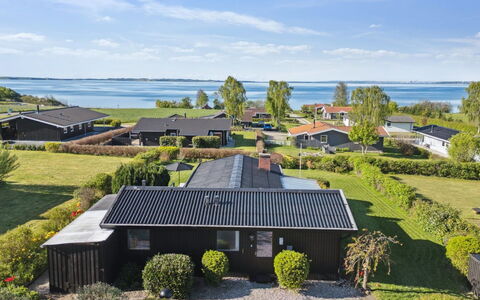 Manfred - 250M from the Sea: Schwimmbad, Gartenmöbel, Möbel, Resort, Flagstone, Eco Hotel, Schatten, Stuhl, Freizeit, Estate