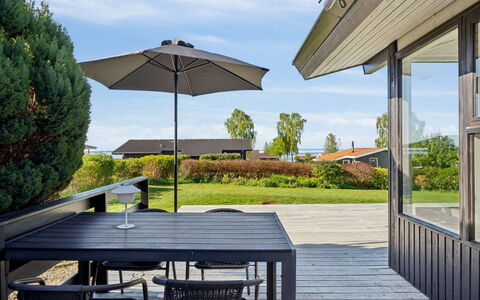 Manfred - 250M from the Sea: Schwimmbad, Gartenmöbel, Möbel, Resort, Flagstone, Eco Hotel, Schatten, Stuhl, Freizeit, Estate