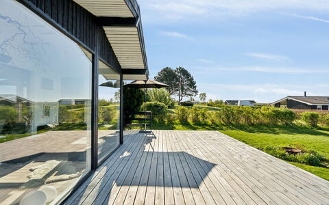 Manfred - 250M from the Sea: Schwimmbad, Gartenmöbel, Möbel, Resort, Flagstone, Eco Hotel, Schatten, Stuhl, Freizeit, Estate