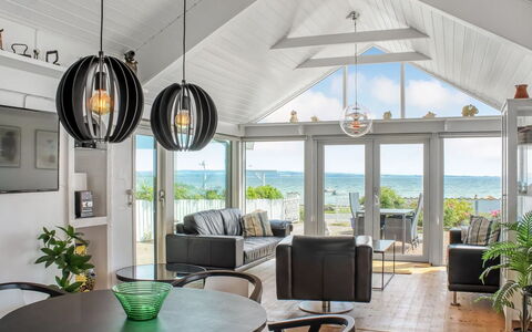 Michel - 25M from the Sea: Interior Design, Decke, Light Fixture, Flooring, Zuhause, Wohnzimmer, Couch, Fussboden, Leuchter, Tür