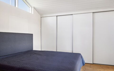 Michel - 25M from the Sea: Holz, Interior Design, Flooring, Schlafzimmer, Fussboden, Decke, Bett, Bettdecke, Zimmer, Bedding