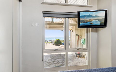 Michel - 25M from the Sea: Elektronisches Gerät, Interior Design, Möbel, Zimmer, Meer, Fernsehen, Decke, Ozean