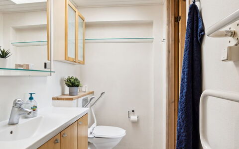 Michel - 25M from the Sea: Flooring, Armatur, Interior Design, Bad Sink, Fussboden, Holz, Badezimmer, Sinken, Badezimmerschrank, Zapfhahn