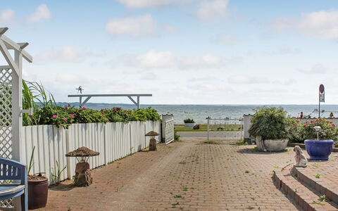Michel - 25M from the Sea: Himmel, Wolke, Meer, Schatten, Blumentopf, Küste, Ozean, Walkway, Zimmerpflanze, Gartenmöbel