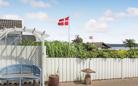 Michel - 25M from the Sea: Strauch, Garten, Zaun, Schatten, Lattenzaun, Blumentopf, Landscaping, Home Fechten, Garten, Zimmerpflanze