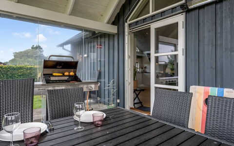 Bernice - 900M from the Sea: Dach, Haus, Zuhause, Hütte, Tür, Abstellgleis, Deck, Veranda, Planke, Hartholz