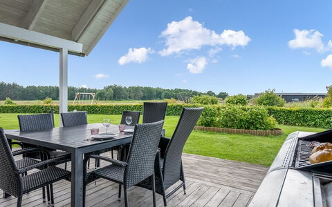 Bernice - 900M from the Sea: Dach, Haus, Zuhause, Hütte, Tür, Abstellgleis, Deck, Veranda, Planke, Hartholz