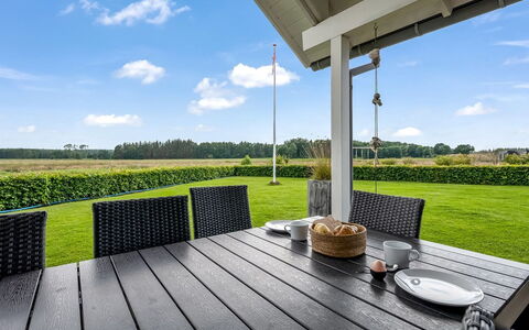 Bernice - 900M from the Sea: Dach, Haus, Zuhause, Hütte, Tür, Abstellgleis, Deck, Veranda, Planke, Hartholz