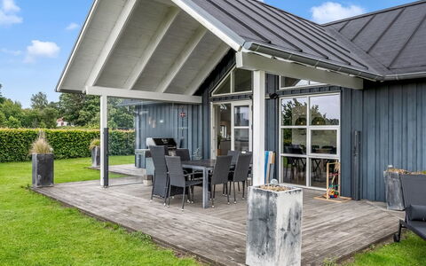 Bernice - 900M from the Sea: Dach, Haus, Zuhause, Hütte, Tür, Abstellgleis, Deck, Veranda, Planke, Hartholz