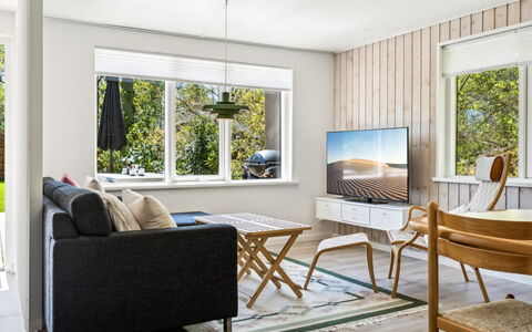 Roze - 450M from the Sea: Haus, Zuhause, Tür, Dach, Hütte, Estate, Garten, Schatten, Abstellgleis, Garten