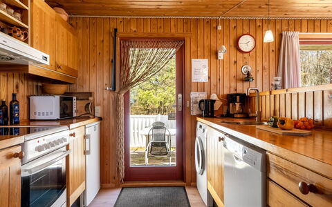 Bedri - 150M from the Sea: Holz, Küche, Interior Design, Küchengerät, Flooring, Möbel, Major Appliance, Countertop, Holzbeize, Fussboden