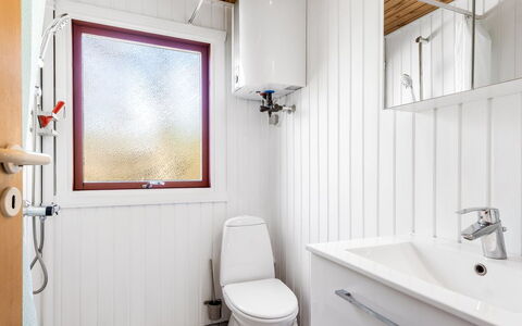 Bedri - 150M from the Sea: Armatur, Holz, Badezimmer, Flooring, Toilleten Sitz, Toilette, Fussboden, Installation, Zapfhahn, Sinken