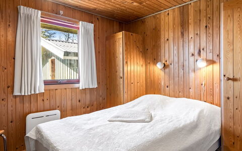 Bedri - 150M from the Sea: Holz, Schlafzimmer, Decke, Bett, Bettdecke, Fussboden, Zuhause, Bedding, Tür, Hartholz
