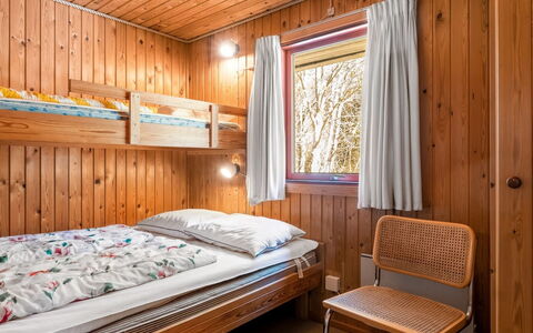 Bedri - 150M from the Sea: Holz, Schlafzimmer, Bett, Interior Design, Bettdecke, Bedding, Decke, Holzbeize, Fussboden, Zuhause