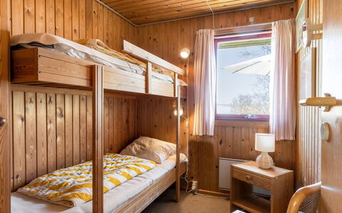 Bedri - 150M from the Sea: Holz, Interior Design, Schlafzimmer, Bett, Decke, Möbel, Fussboden, Bettdecke, Flooring, Zuhause