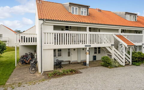 Jelke - 1Km from the Sea: Möbel, Interior Design, Flooring, Fussboden, Decke, Zimmer, Stuhl, Tabelle, Wohnung, Küche & Esszimmer Tisch
