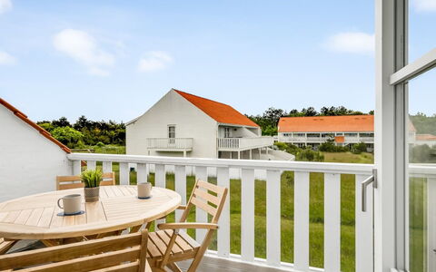 Jelke - 1Km from the Sea: Möbel, Interior Design, Flooring, Fussboden, Decke, Zimmer, Stuhl, Tabelle, Wohnung, Küche & Esszimmer Tisch
