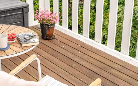 Jelke - 1Km from the Sea: Möbel, Interior Design, Flooring, Fussboden, Decke, Zimmer, Stuhl, Tabelle, Wohnung, Küche & Esszimmer Tisch