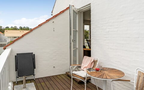 Jelke - 1Km from the Sea: Möbel, Interior Design, Flooring, Fussboden, Decke, Zimmer, Stuhl, Tabelle, Wohnung, Küche & Esszimmer Tisch