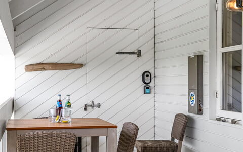 Jelke - 1Km from the Sea: Möbel, Interior Design, Flooring, Fussboden, Decke, Zimmer, Stuhl, Tabelle, Wohnung, Küche & Esszimmer Tisch