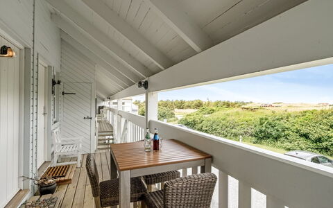 Jelke - 1Km from the Sea: Möbel, Interior Design, Flooring, Fussboden, Decke, Zimmer, Stuhl, Tabelle, Wohnung, Küche & Esszimmer Tisch